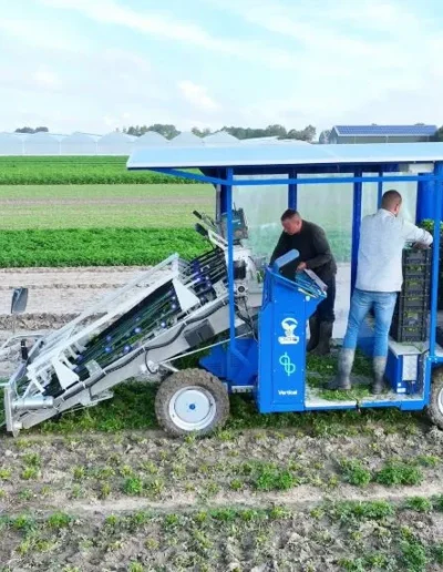 zelfrijdende oogstmachine op zonne-energie