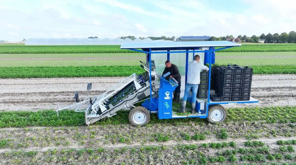 zelfrijdende oogstmachine op zonne-energie